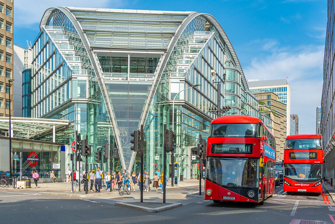 Blick auf rote Doppeldeckerbusse in Bressenden Place, Victoria, London, England, Vereinigtes Königreich, Europa