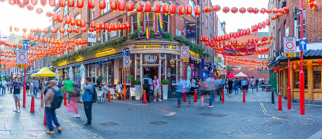 Blick auf die Gerrard Street im farbenfrohen Chinatown, West End, Westminster, London, England, Vereinigtes Königreich, Europa