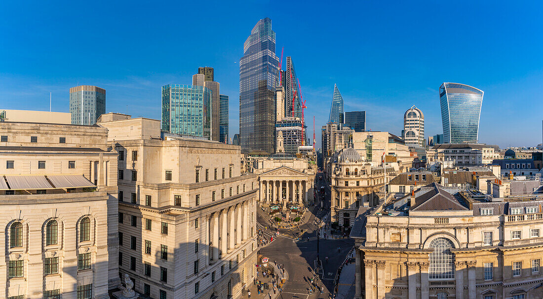 Erhöhten Blick auf die Royal Exchange mit der City of London im Hintergrund, London, England, Vereinigtes Königreich, Europa