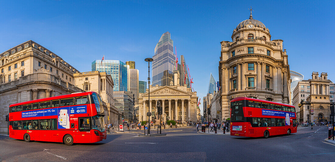 Blick auf rote Doppeldeckerbusse und die Bank of England und Royal Exchange mit der City of London im Hintergrund, London, England, Vereinigtes Königreich, Europa