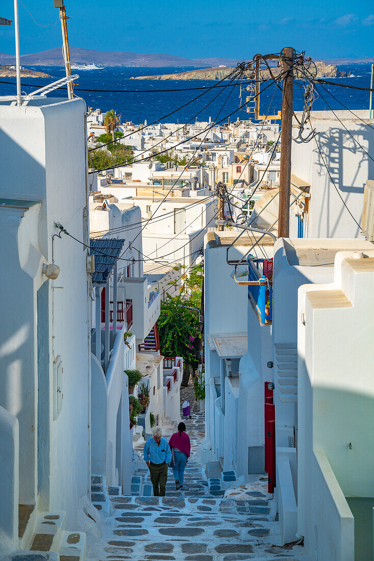 Blick auf die schmale Straße, die zu Stadt und Meer führt, Mykonos-Stadt, Mykonos, Kykladen, griechische Inseln, Ägäis, Griechenland, Europa