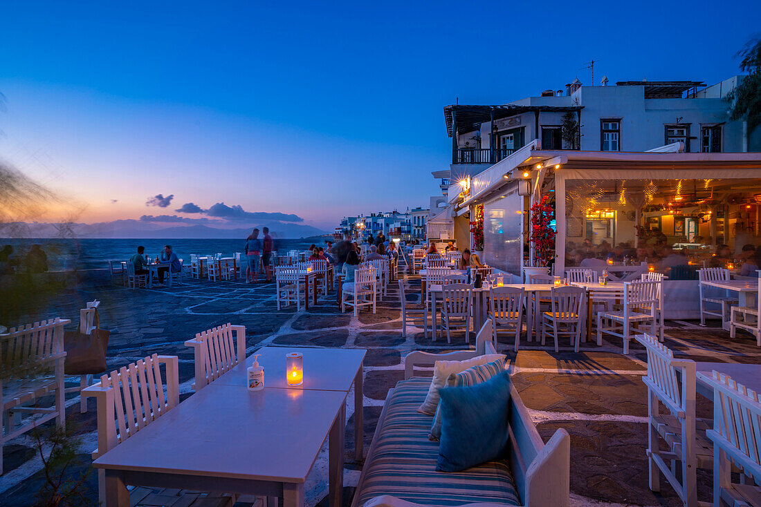 Blick auf Restaurants in Klein-Venedig in Mykonos-Stadt bei Nacht, Mykonos, Kykladen, griechische Inseln, Ägäis, Griechenland, Europa
