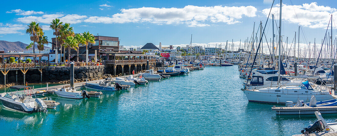 Blick auf Boote und Restaurants in Rubicon Marina, Playa Blanca, Lanzarote, Kanarische Inseln, Spanien, Atlantik, Europa