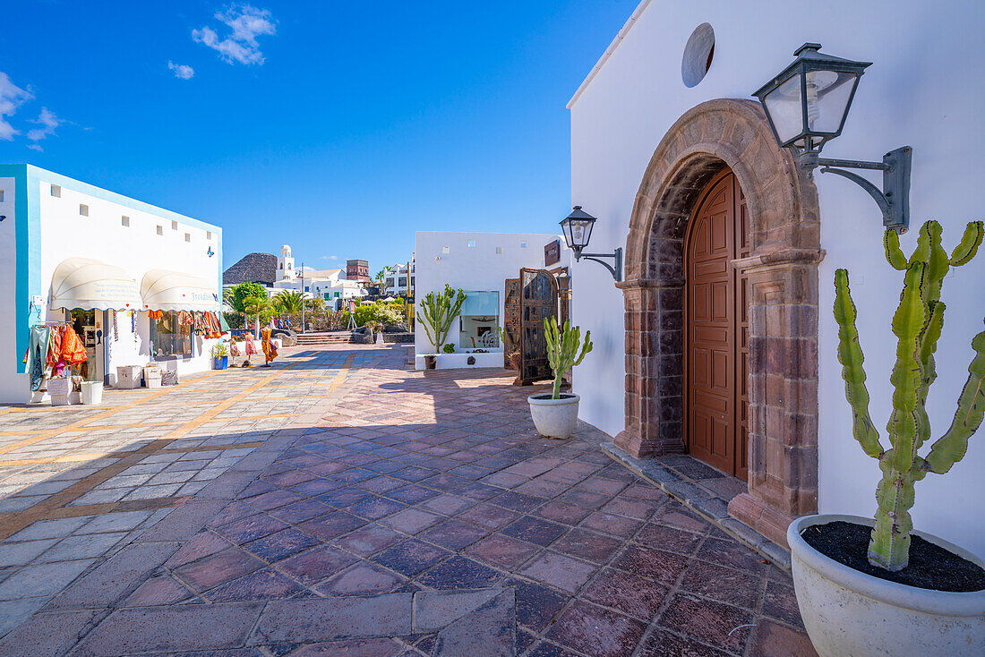 Blick auf Galerieeingang und Geschäfte in Rubicon Marina, Playa Blanca, Lanzarote, Kanarische Inseln, Spanien, Atlantik, Europa
