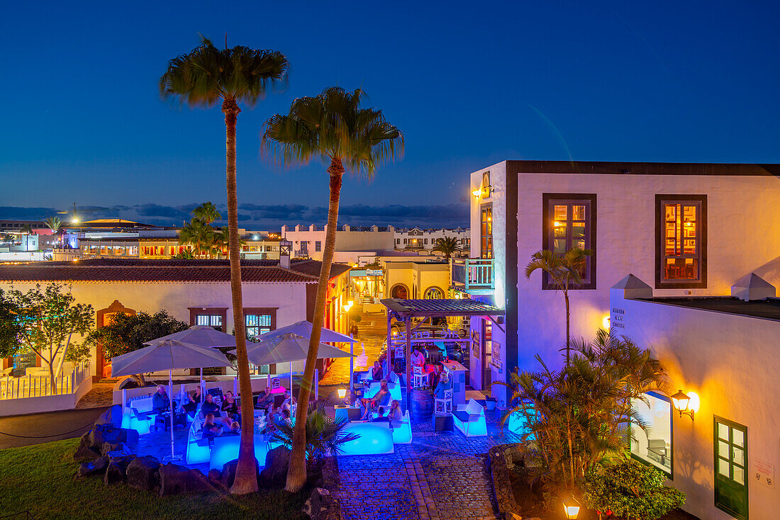 Blick auf Café in der Abenddämmerung in Marina Rubicon, Playa Blanca, Lanzarote, Kanarische Inseln, Spanien, Atlantik, Europa