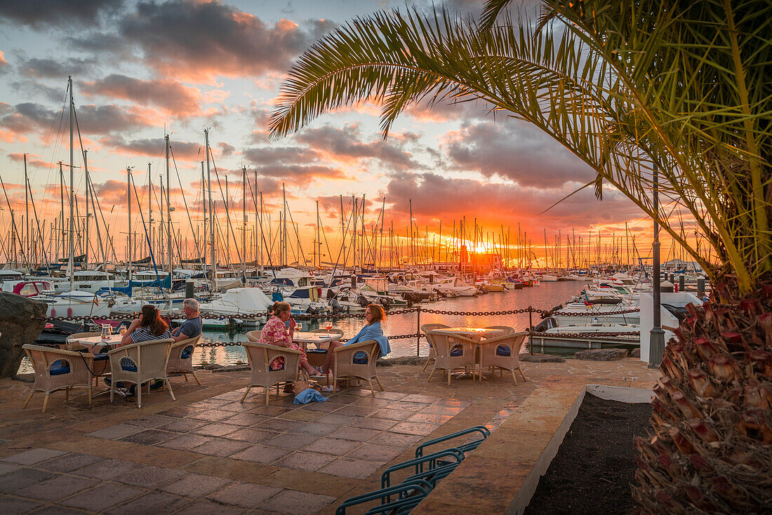 Blick auf Restaurant in Marina Rubicon bei Sonnenuntergang, Playa Blanca, Lanzarote, Kanarische Inseln, Spanien, Atlantik, Europa
