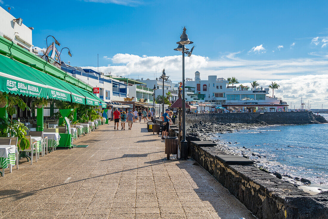 Blick auf Restaurants und Geschäfte mit Blick auf den Strand von Playa Blanca, Playa Blanca, Lanzarote, Kanarische Inseln, Spanien, Atlantik, Europa
