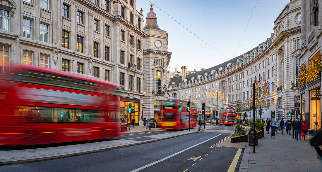 Blick auf rote Busse und Geschäfte in der Regent Street zu Weihnachten, London, England, Vereinigtes Königreich, Europa