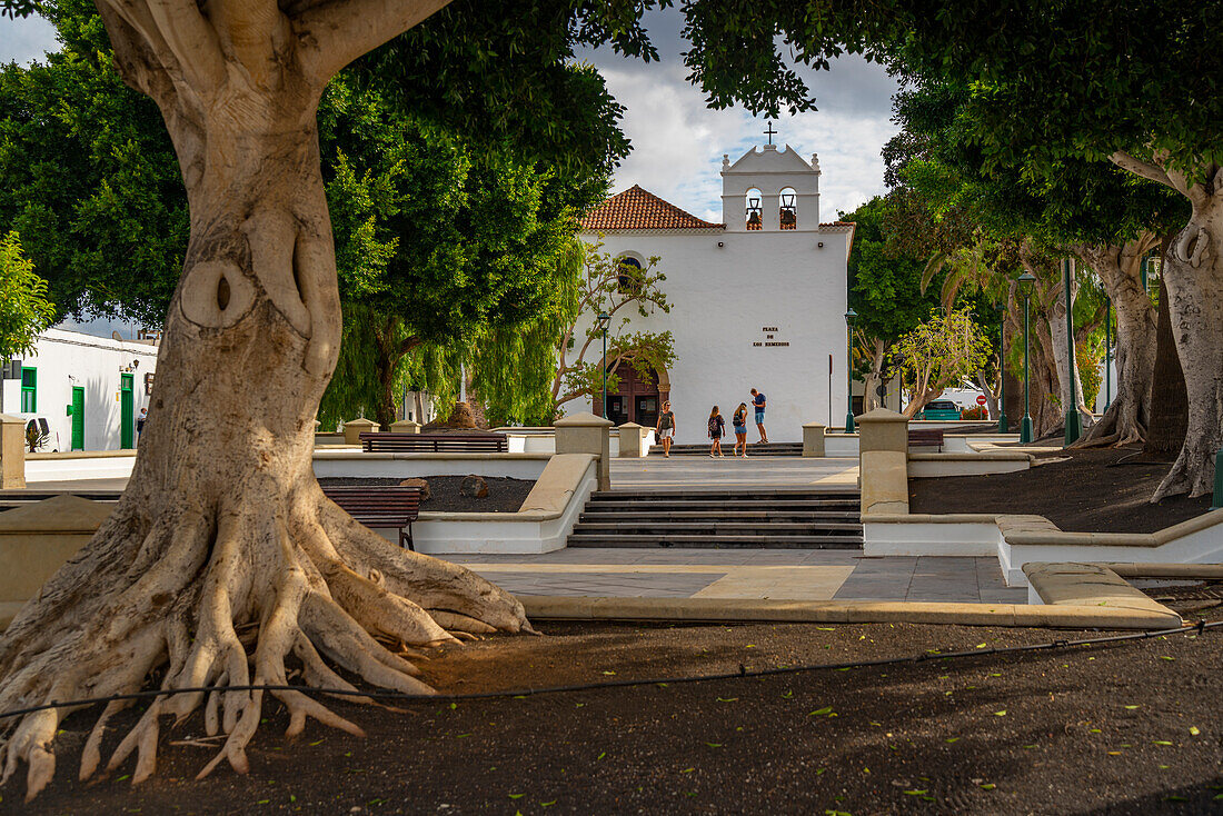 Blick auf die Plaza de Los Remedios und Parroquia Nuestra Senora de los Remedios Kirche, Yaisa, Lanzarote, Kanarische Inseln, Spanien, Atlantik, Europa