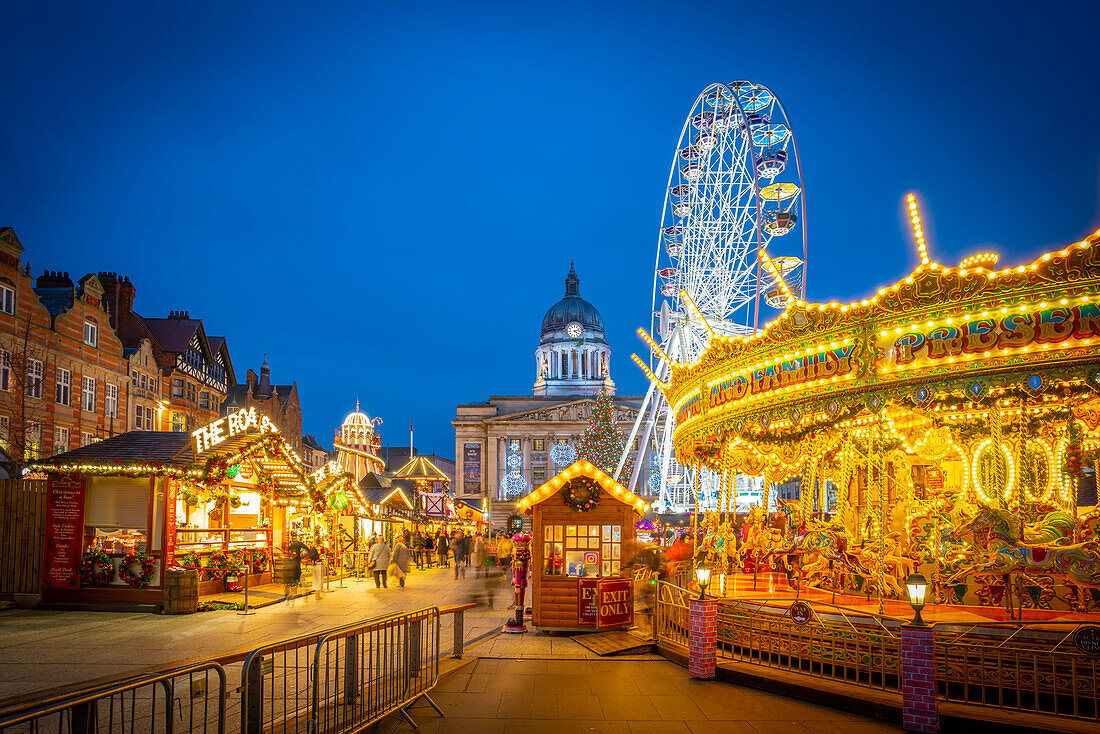 Blick auf Weihnachtsmarktstände, Riesenrad und Ratshaus am alten Marktplatz, Nottingham, Nottinghamshire, England, Vereinigtes Königreich, Europa