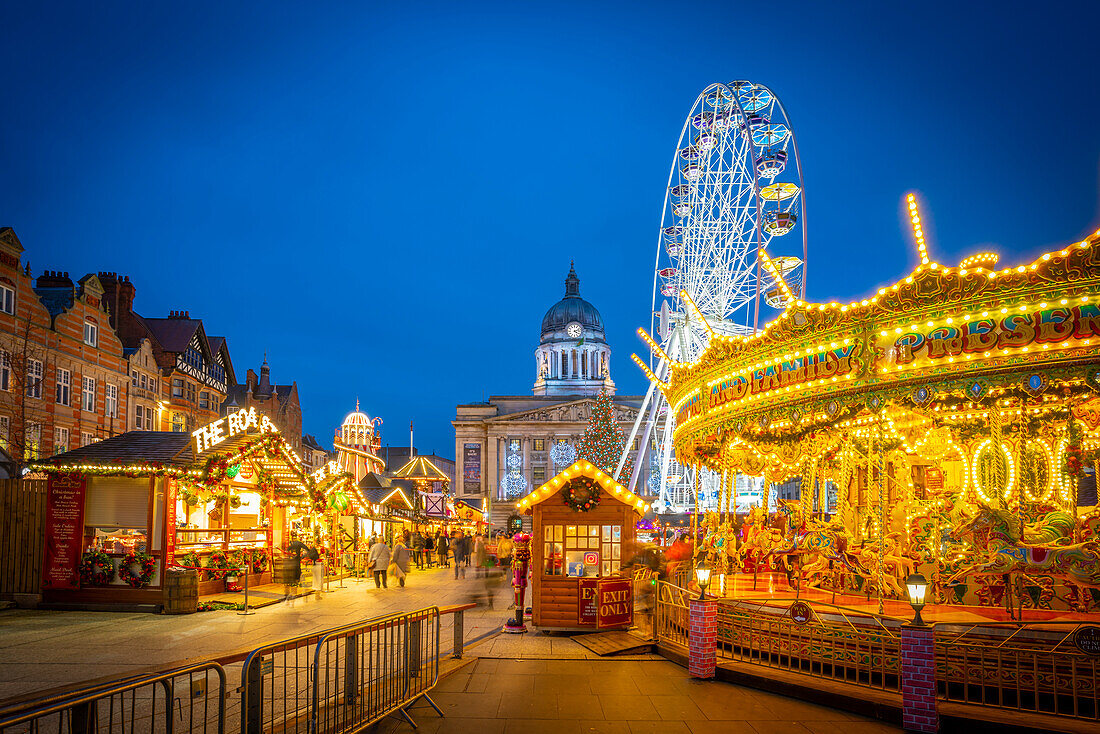 View of Christmas market stalls, ferris wheel and Council House on Old Market Square, Nottingham, Nottinghamshire, England, United Kingdom, Europe