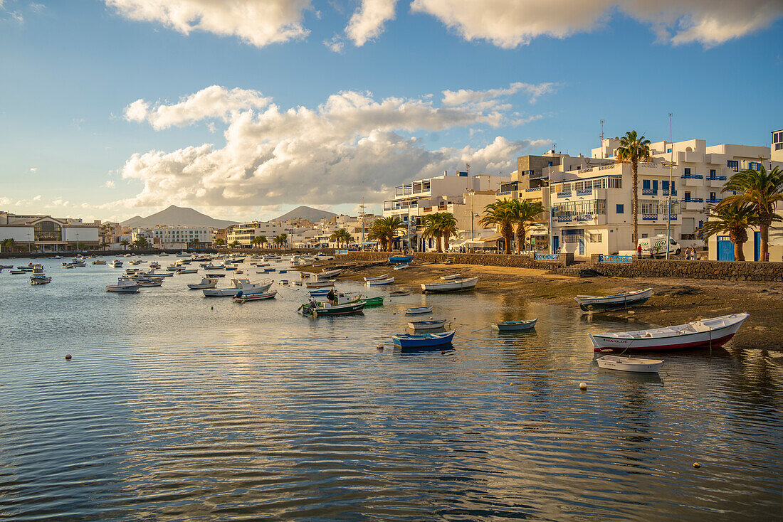 Blick auf Boote am Strand in Baha de Arrecife Marina, umgeben von Geschäften, Bars und Restaurants bei Sonnenuntergang, Arrecife, Lanzarote, Kanarische Inseln, Spanien, Atlantik, Europa
