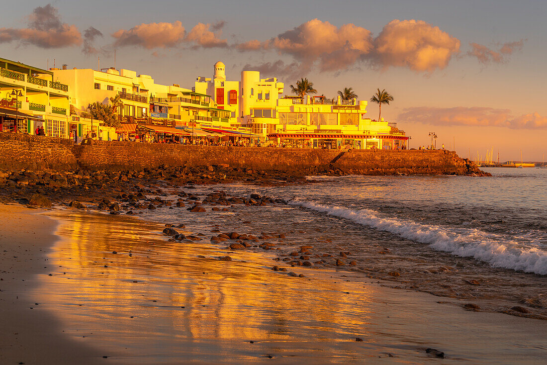 Blick auf Strand und Cafés und Bars während der goldenen Stunde, Playa Blanca, Lanzarote, Kanarische Inseln, Spanien, Atlantik, Europa