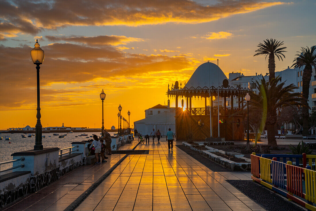 Blick auf die Marina Seite Promenade bei Sonnenuntergang, Arrecife, Lanzarote, Kanarische Inseln, Spanien, Atlantik, Europa