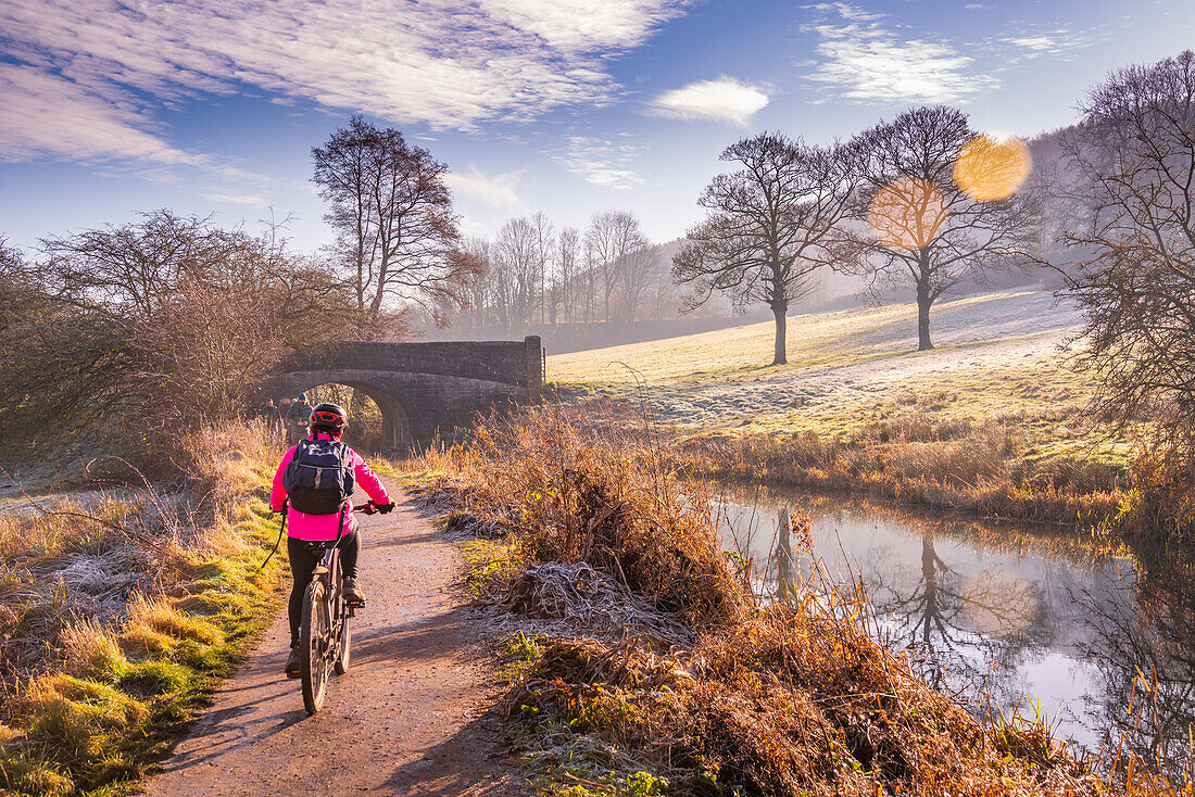Blick auf Radfahrer und frostigen Morgen am Cromford Canal, Derbyshire, England, Vereinigtes Königreich, Europa