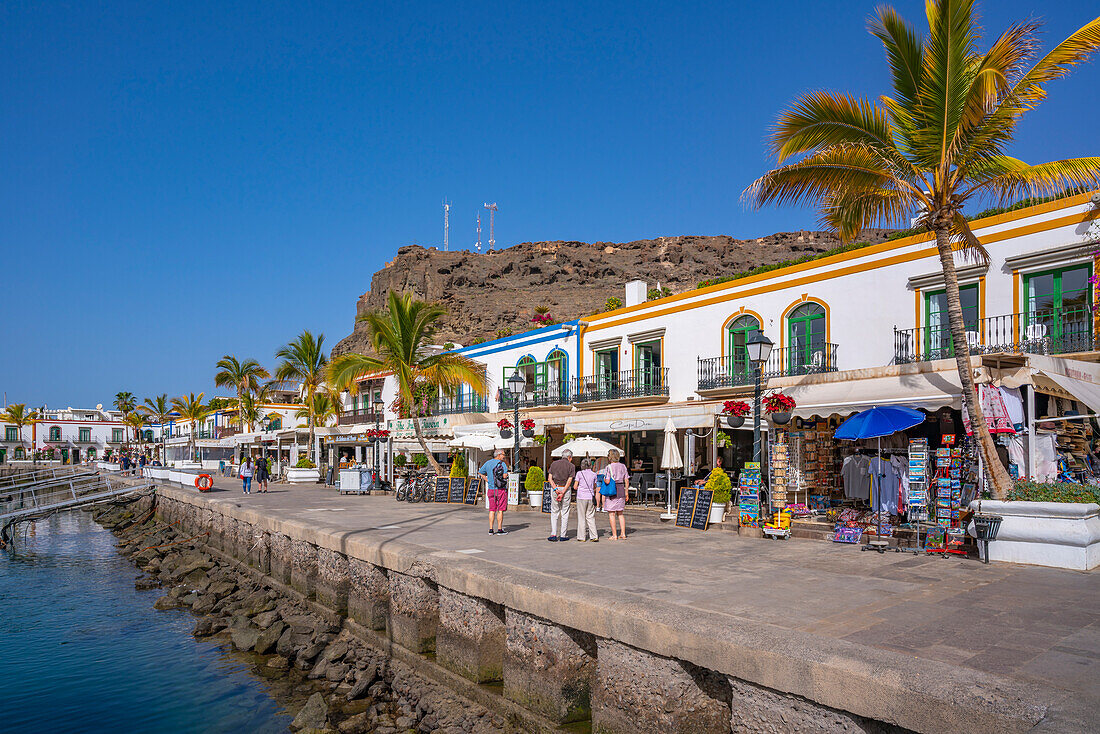 Blick auf Hafen und bunte Gebäude entlang der Promenade in der Altstadt, Puerto de Mogan, Gran Canaria, Kanarische Inseln, Spanien, Atlantik, Europa