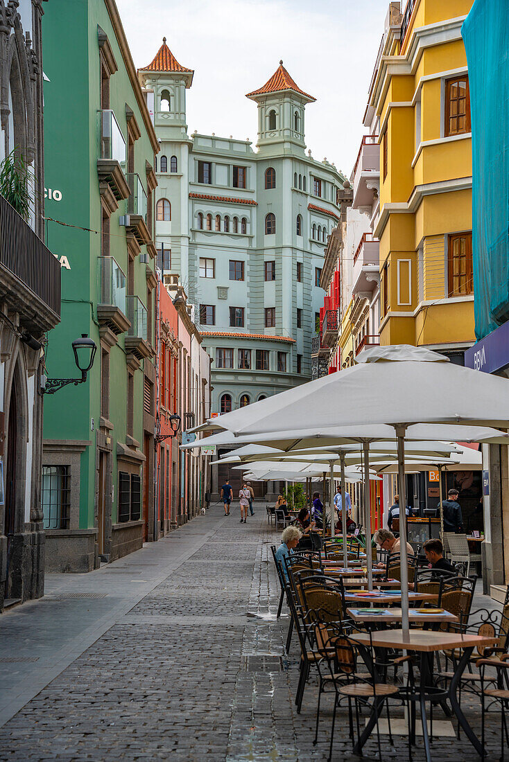 Blick auf Cafés und Restaurants in der Seitenstraße in der Nähe von Columbus Square, Las Palmas, Gran Canaria, Kanarische Inseln, Spanien, Atlantik, Europa