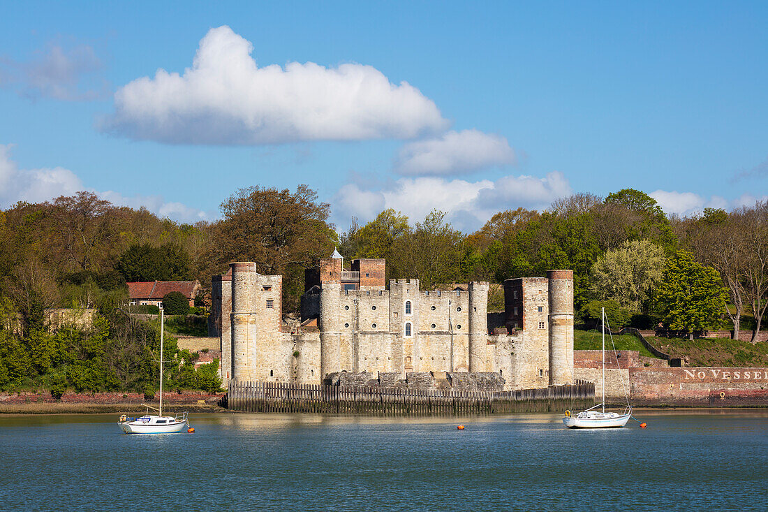 Upnor Castle am Westufer des Flusses Medway, Upnor, in der Nähe von Chatham, Kent, England, Vereinigtes Königreich, Europa