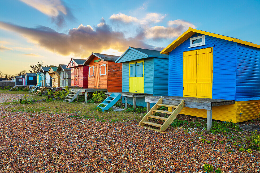 Bunte Strandhütten am Kiesstrand bei Sonnenaufgang, Whitstable, Kent, England, Vereinigtes Königreich, Europa