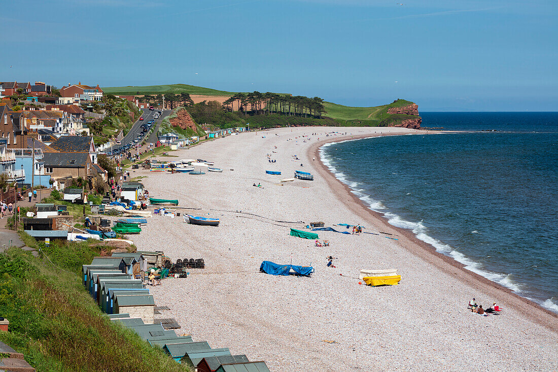 Blick entlang Kiesstrand und Küstenstadt Budleigh Salterton, Jurassic Coast, Devon, England, Vereinigtes Königreich, Europa