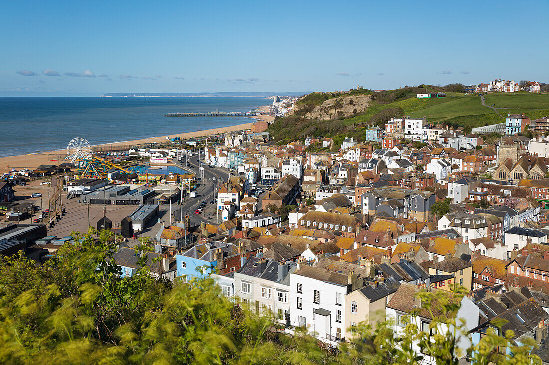 Blick über die Altstadt und den Strand zum Hastings Pier vom East Hill, Hastings, East Sussex, England, Vereinigtes Königreich, Europa