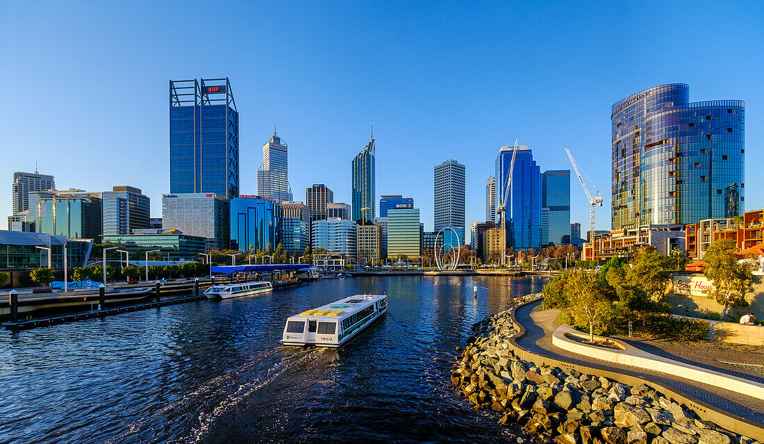 Personenfähre, die Personen von South Perth ins Stadtzentrum durch Elizabeth Quay, Perth, Western Australia, Australien, Pazifik transportiert