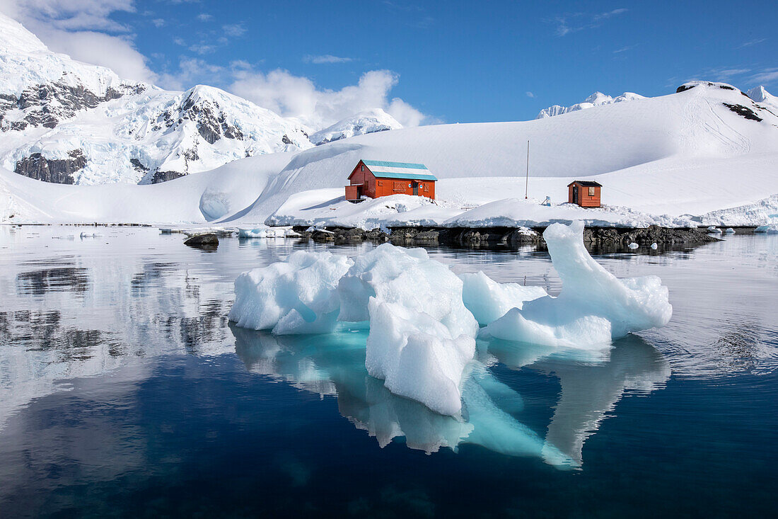 Das Bootshaus der argentinischen Forschungsstation Base Brown, Paradise Bay, Antarktis, Polarregionen