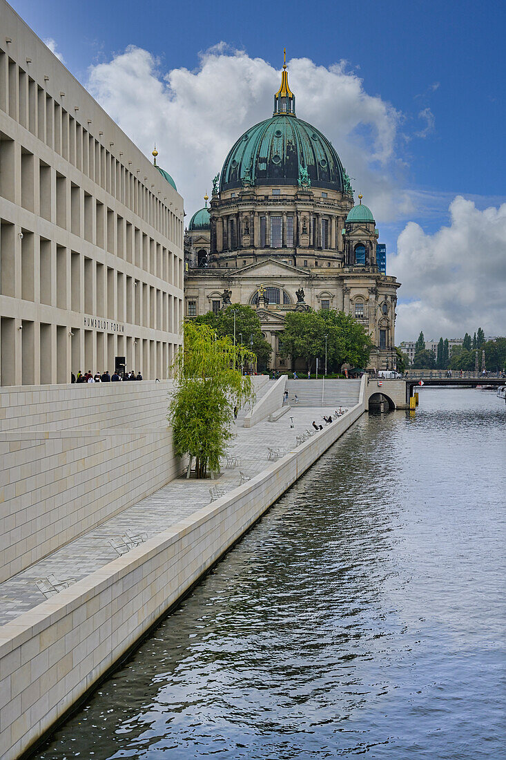 Das Berliner Schloss (Humboldt Forum) entlang der Spree und dem Berliner Dom, Unter Den Linden, Berlin, Deutschland, Europa