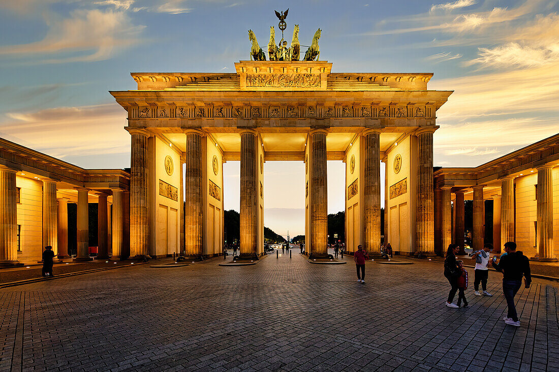 Brandenburg Gate at sunset, Pariser Square, Unter den Linden, Berlin, Germany, Europe