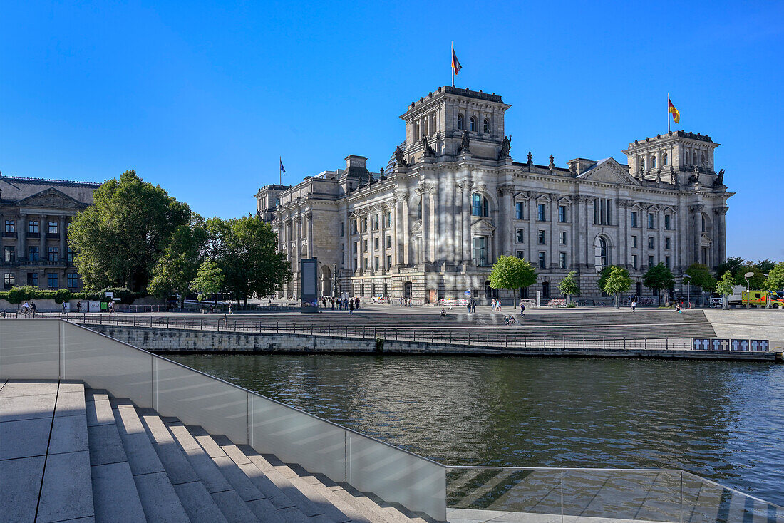 Reichstagsgebäude mit dem Bundestag, entlang der Spree, Regierungsviertel, Tiergarten, Berlin, Deutschland, Europa