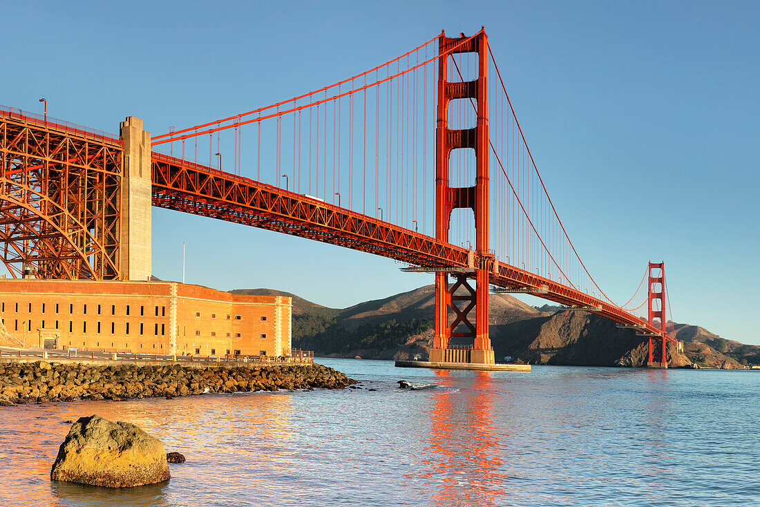 Golden Gate Bridge bei Sonnenaufgang, San Francisco Bay, Kalifornien, Vereinigte Staaten von Amerika, Nordamerika