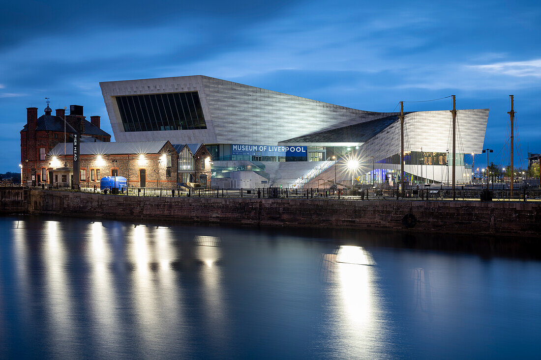 Albert Dock und Museum of Liverpool bei Nacht, Liverpool, Merseyside, England, Vereinigtes Königreich, Europa