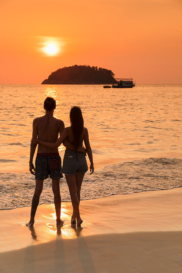 Couple at sunset, Kata Beach, Phuket, Andaman Sea, Indiian Ocean, Thailand, Southeast Asia, Asia