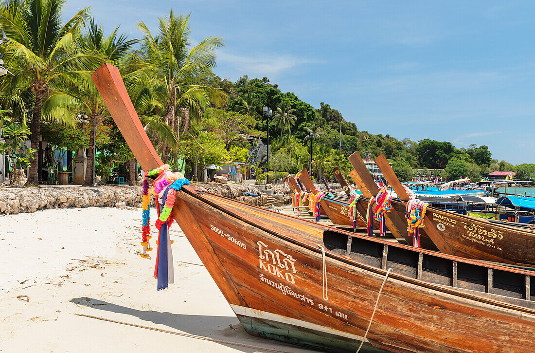 Longtail-Boot auf Ton Sai Beach, Ko Phi Phi Don, Krabi, Thailand, Andamanensee, Indischer Ozean, Südostasien, Asien