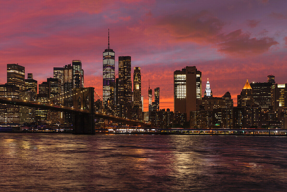 Skyline von Downtown Manhattan mit One World Trade Center und Brooklyn Bridge, New York City, New York, Vereinigte Staaten von Amerika, Nordamerika