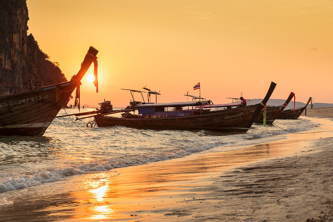 Longtail-Boote am Phra Nang Beach bei Sonnenuntergang, Halbinsel Rai Leh, Provinz Krabi, Thailand, Südostasien, Asien