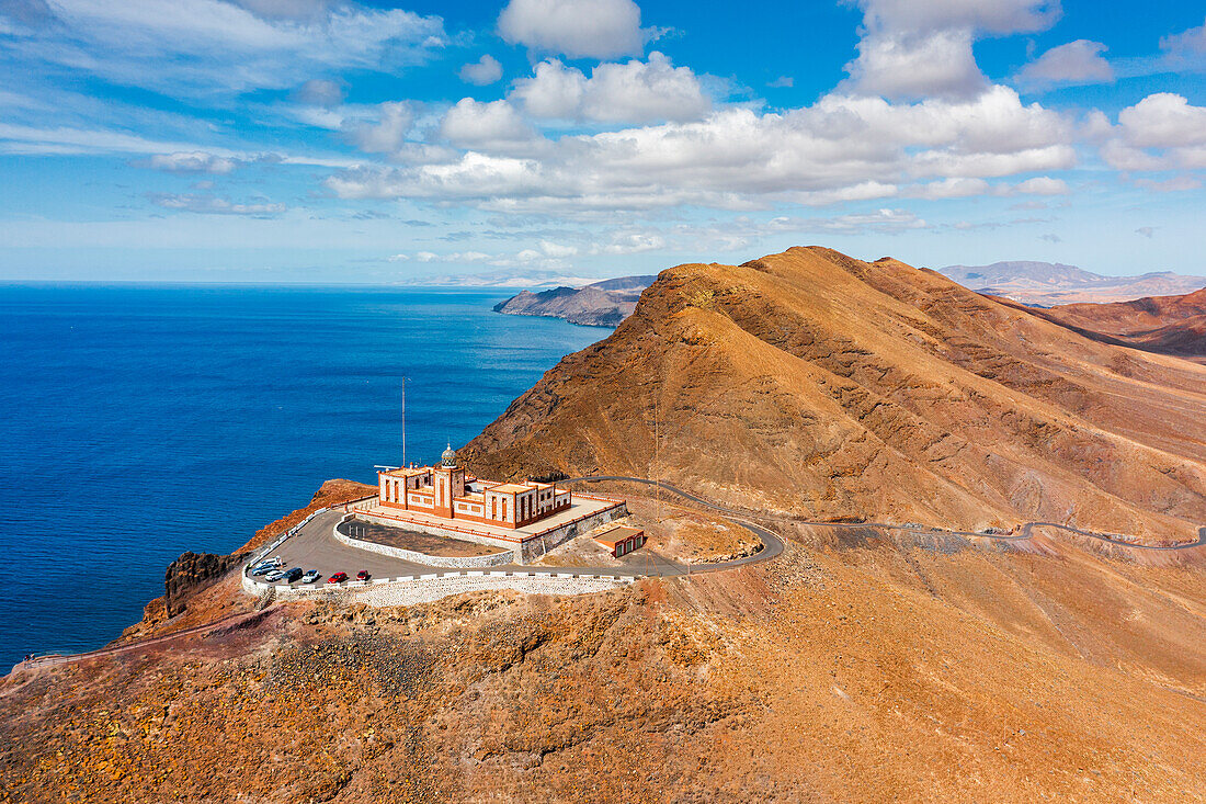 Wüste Berglandschaft rund um den Leuchtturm Entallada mit Blick auf den Ozean, Fuerteventura, Kanarische Inseln, Spanien, Atlantik, Europa