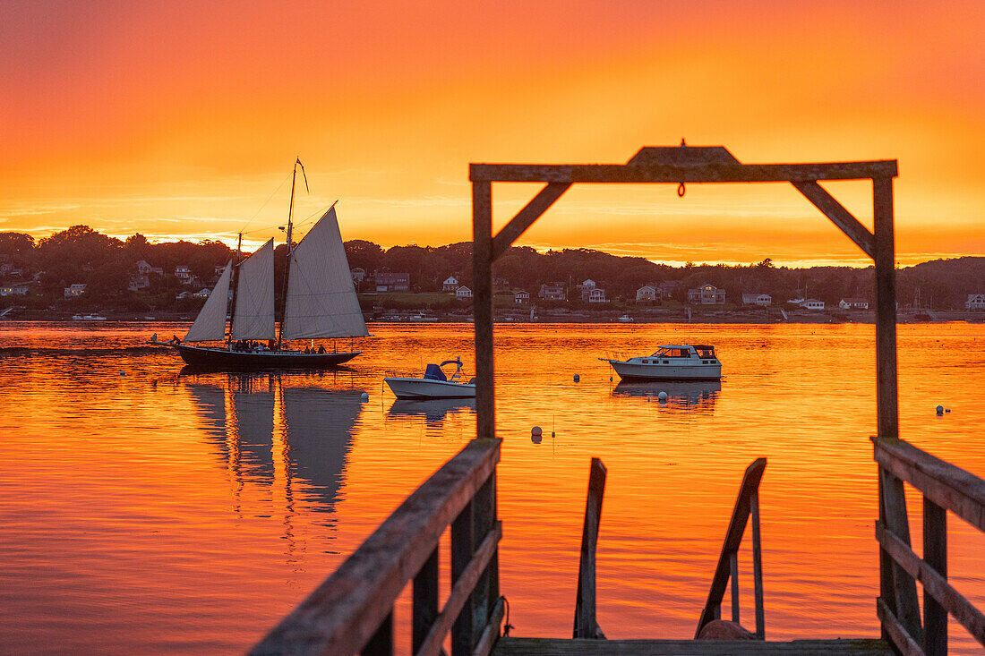 Ein Schoner kehrt zum Andocken bei Sonnenuntergang auf Bailey Island, Casco Bay, Maine, Vereinigte Staaten von Amerika, Nordamerika zurück