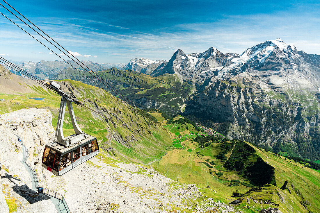 Malerischer Blick auf die Schilthornbahn und die Schweizer Alpen, Mürren Birg, Jungfrau Region, Kanton Bern, Schweiz, Europa