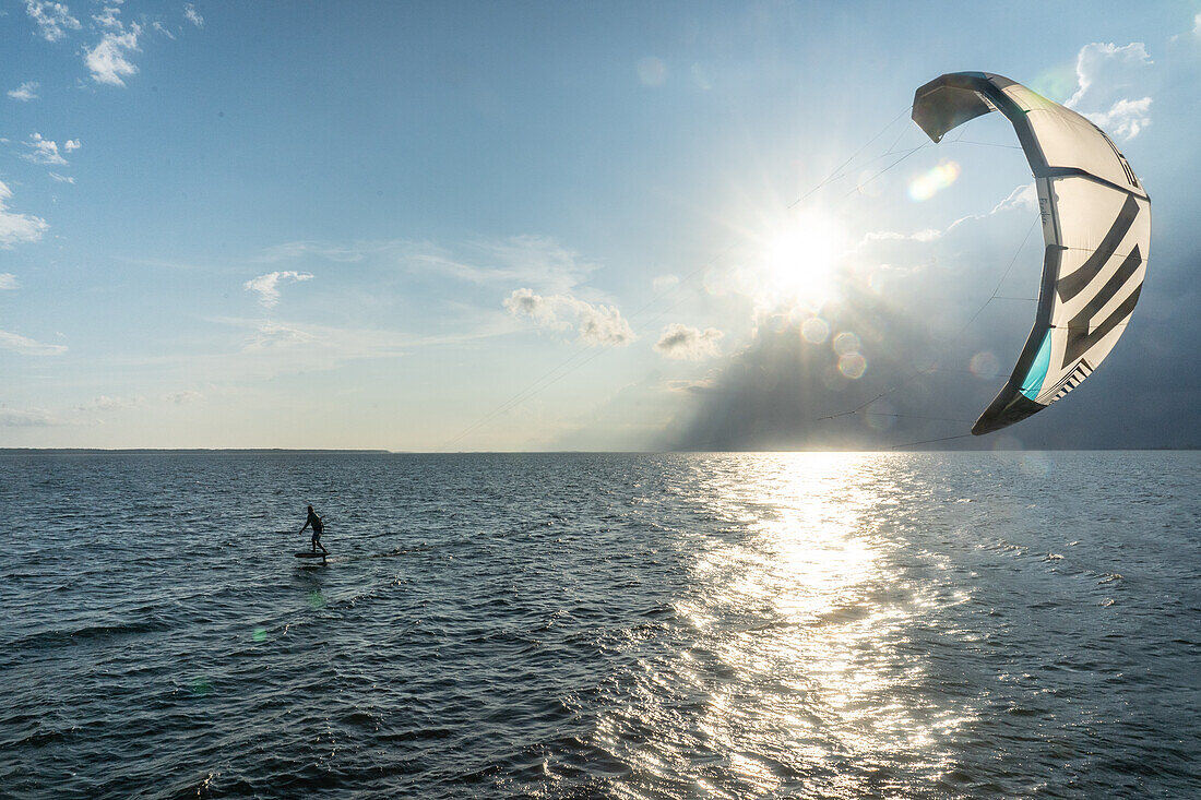 Foil-Kitesurfen auf dem Pamlico Sound, Nags Head, North Carolina, Vereinigte Staaten von Amerika, Nordamerika