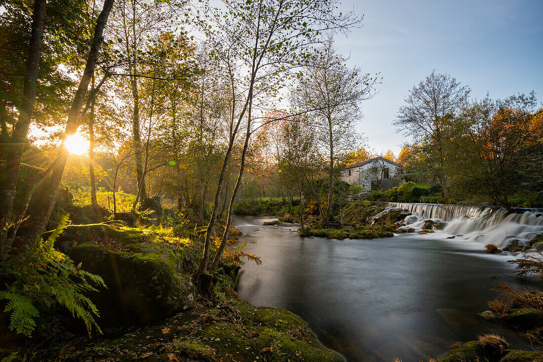 Mondim de Basto Wasserfall mit einem Mühlenhaus bei Sonnenuntergang, Norte, Portugal, Europa