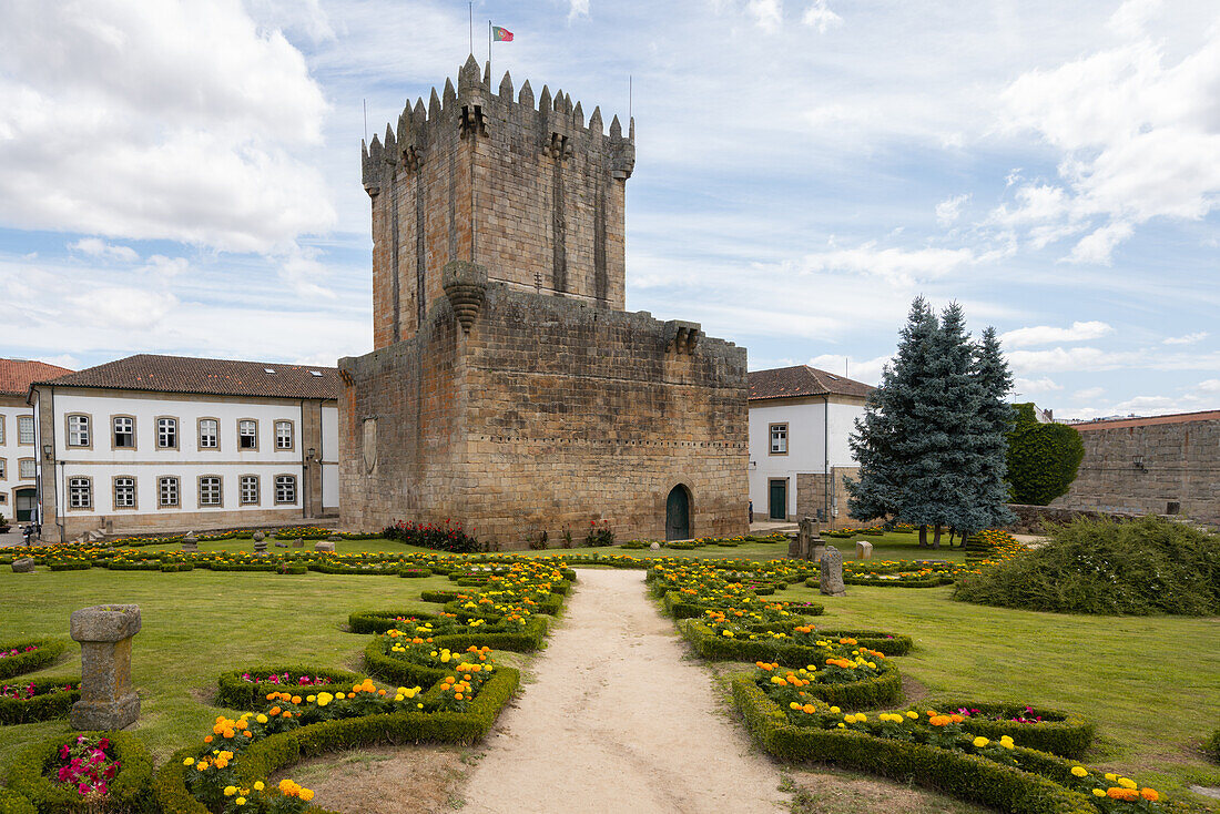 Historisches Schloss der Stadt Chaves mit wunderschönem Blumengarten, Chaves, Vila Real, Portugal, Europa