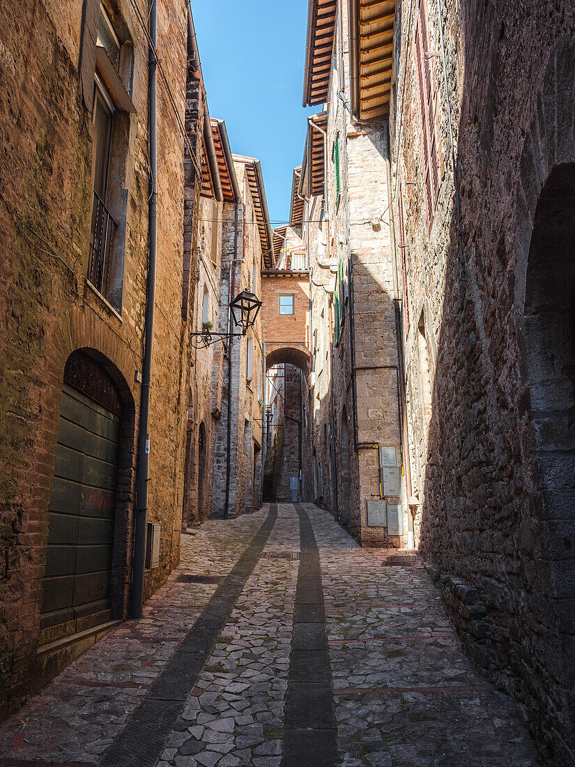 Eine schmale Gasse in der Altstadt von Todi, Todi, Umbrien, Italien, Europa