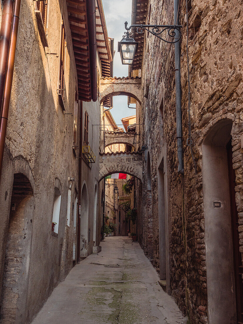 Typische Gasse in der Altstadt von Bevagna, Umbrien, Italien, Europa