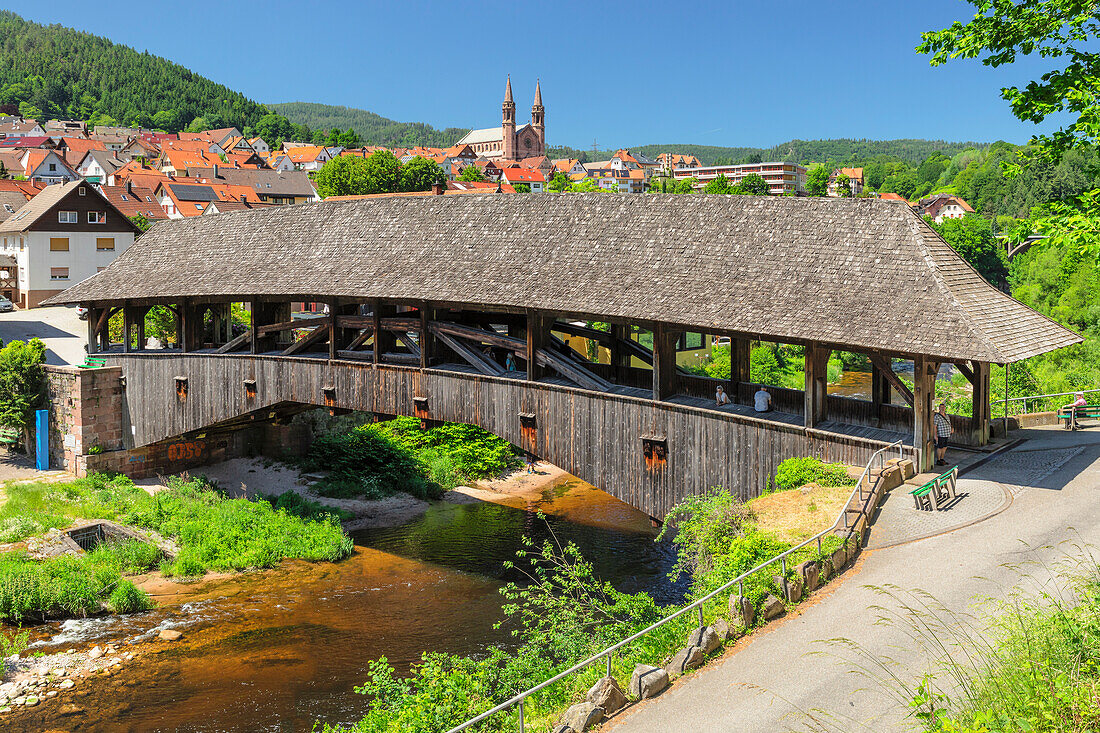 Holzbrücke über den Fluss Murg, Forbach, Murgtal, Schwarzwald, Baden-Württemberg, Deutschland, Europa