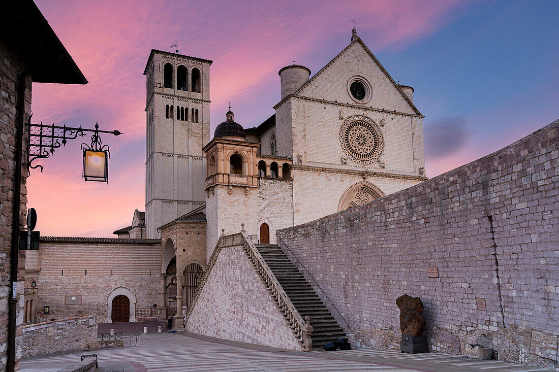 Altstadt von Assisi und Basilica di San Francesco, UNESCO-Weltkulturerbe, in der Morgendämmerung, Assisi, Provinz Perugia, Umbrien, Italien, Europa