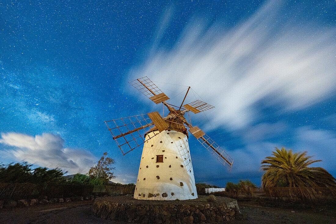 Milchstraße glühend über der steinernen Windmühle, El Cotillo, La Oliva, Fuerteventura, Kanarische Inseln, Spanien, Atlantik, Europa