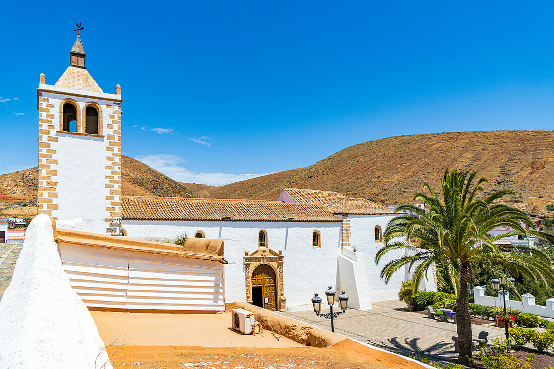 Strahlend blauer Himmel über der weiß getünchten Kirche Iglesia de Santa Maria, Betancuria, Fuerteventura, Kanarische Inseln, Spanien, Atlantik, Europa