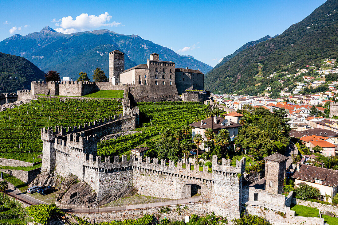 Luftaufnahme des Castlegrande, drei Burgen von Bellinzona UNESCO-Weltkulturerbe, Tessin, Schweiz, Europa