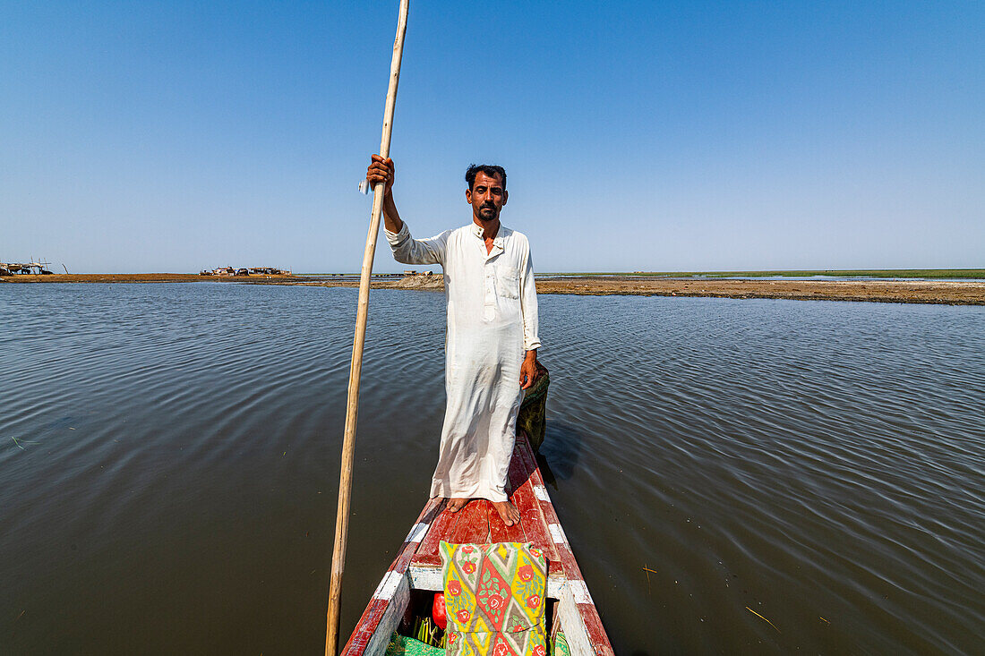 Marsh Araber auf seinem Boot, Mesopotamische Sümpfe, Ahwar des Südirak, UNESCO-Weltkulturerbe, Irak, Naher Osten